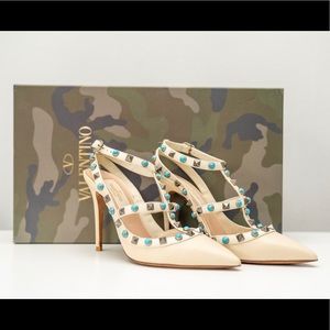 Valentino
Cream Rolling Rockstud Pumps